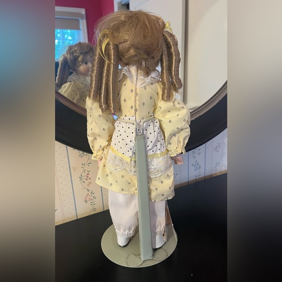 Heritage Mint Porcelain Doll - Amanda - Picture 2 of 4